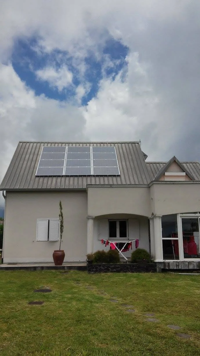 Six panneaux sur le toit d'une maison à étage