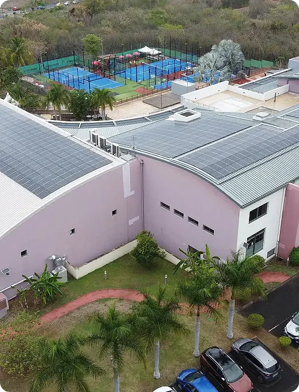 Vue de drone du bâtiment Ekwalis, son toit couvert de panneaux