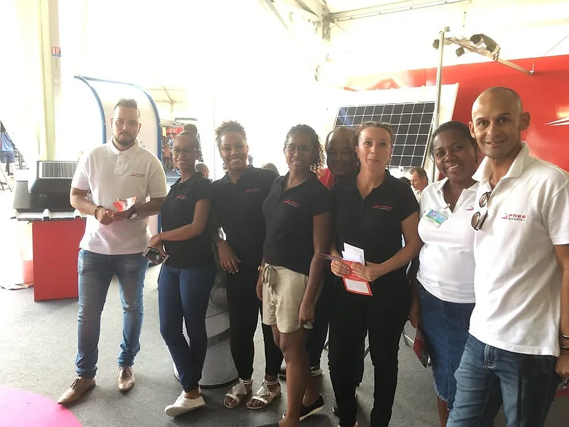 L'équipe de Free Energy, en tenue, sur son stand