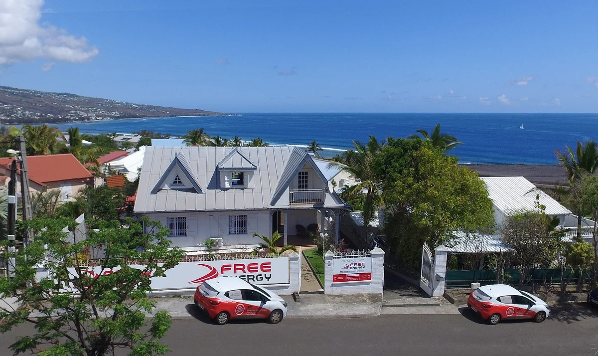 La maison de Free Energy à la Pointe des Châteaux, face à l'océan, avec ses deux voitures rouges et blanches